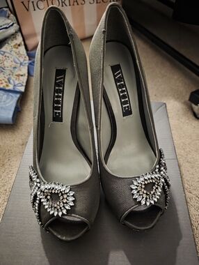 Vera Wang White Crystal Bow Charcoal pumps Sz 8